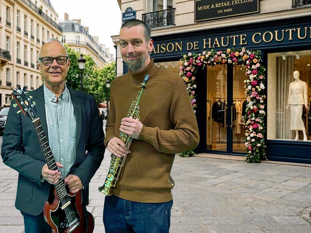 azzduoen Midnight in Paris med saxofon og guitar foran en fransk modebutik i Paris. Stemningsbillede til luksus brand events og shopping.