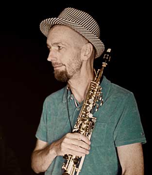 Den konservatorieuddannede saxofonist Jakob Elvstrøm, kendt fra bl.a. Aarhus Teater og internationale jazz-projekter, leverer autentisk atmosfære.